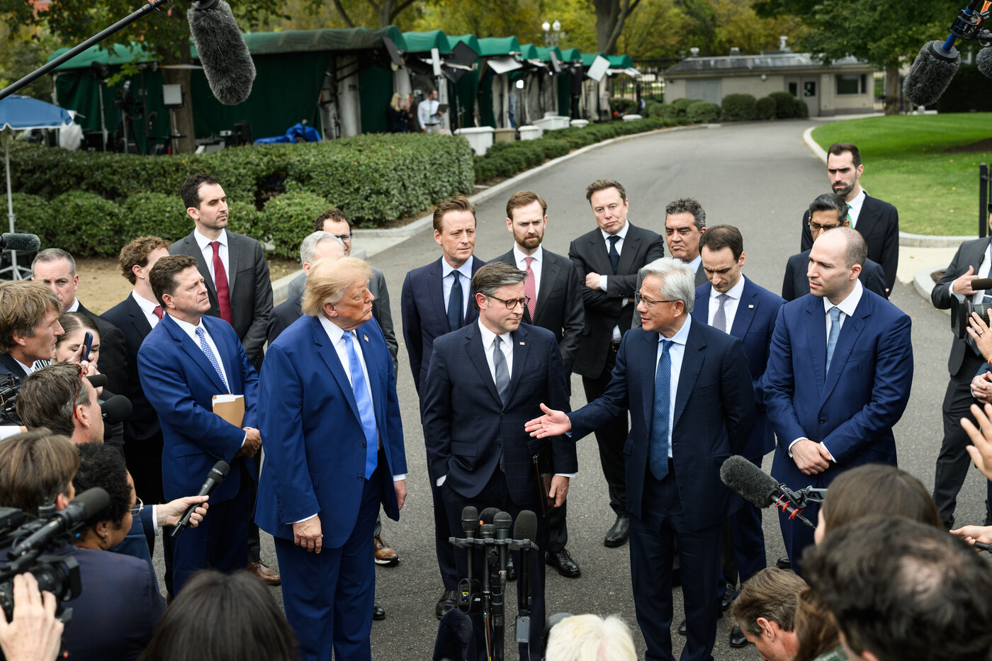Tổng thống Trump trả lời báo chí cùng các lãnh đạo công nghệ trước sảnh Cánh Tây Nhà Trắng ngày 29/9/2026 sau bữa trưa về siêu trí tuệ, CEO Google Sundar Pichai đứng bên phải